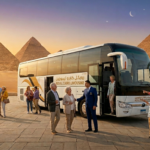أتوبيس رحلات سياحي فخم من رويال كايرو ليموزين أمام الأهرامات في مصر.